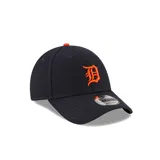Gorra New Era 9Forty color azul marino con logo bordado de los Detroit Tigers en naranja y visera curva.