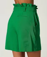 Short verde esmeralda de tiro alto confeccionado en tejido fluido de mezcla de viscosa con pliegues, bolsillos inclinados, gancho masculino y cinturón a juego.