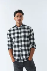 Camisa de hombre a cuadros color rosa, blanco y azul, de corte slim, manga larga, con bolsillo en el pecho y logo bordado.