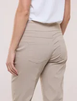 Pantalón capri sastrero de tiro alto y color verde militar, con pretina ancha, bolsillos frontales simulados y traseros funcionales, y corte entallado.