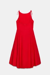 Vestido midi negro con cuello halter y falda acampanada con volumen.