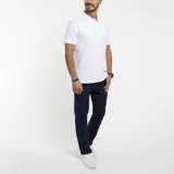 Chomba Arrow de piqué blanca, con cuello polo, manga corta, aberturas laterales y calce regular.