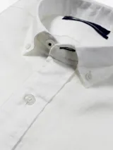 Camisa de hombre azul marino de lino con cuello abotonado y logo bordado en el pecho.