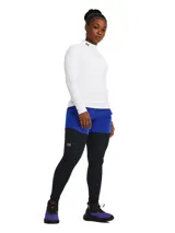 Calza deportiva Under Armour de tiro alto, color negro, con logo de la marca estampado en la pierna. Confeccionada en tejido de doble capa con interior cepillado para mayor calidez y exterior de secado rápido.