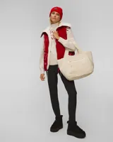 Bolso tote de sherpa color crema, con asas de mano y correa bandolera ajustable. Cuenta con cierre de cremallera y bolsillos internos.