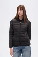 Campera puffer negra de nylon, con cierre frontal y cuello alto.