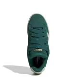 Championes urbanos Adidas Grand Court Alpha, color verde con las icónicas tres tiras laterales en tono crema. Presentan una capellada de gamuza sintética, cordones al tono y una suela de goma con entresuela blanca que brinda amortiguación.
