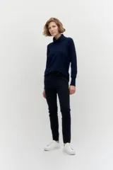 Pantalón de jean slim fit color azul marino.