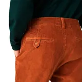 Pantalón de pana color marrón, corte recto, con bolsillos laterales y traseros.