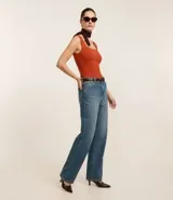 Blusa sin mangas color borgoña, confeccionada en poliamida y elastano, con escote cuadrado en el busto y en la espalda.