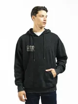 Buzo canguro negro con capucha, bolsillo frontal y cordones ajustables. Estampado con texto en el pecho.