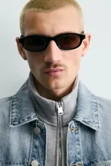 Cazadora de denim de algodón con efecto lavado, corte regular fit, cuello solapa, cierre frontal con botones, mangas largas con puños abotonados y bolsillos laterales de vivo.