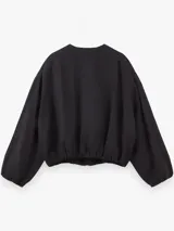 Chaqueta bomber rústica color negro con cuello redondo y cierre frontal de metal.