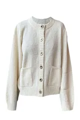 Cárdigan color crudo con botones dorados, cuello redondo y bolsillos frontales.