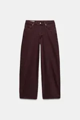 Jeans de tiro medio con corte ballon fit, cinco bolsillos y cierre frontal con cremallera y botón metálico.