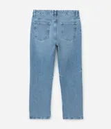 Pantalón de jean con corte recto, tiro medio y diseño de cinco bolsillos. Confeccionado en denim de algodón con un toque de elastano, presenta un lavado clásico y cierre frontal con botón y cremallera.