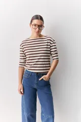 Jean de corte barrel, tiro alto, con silueta amplia que se estrecha hacia el tobillo. Confeccionado en denim azul oscuro con costuras a contratono.