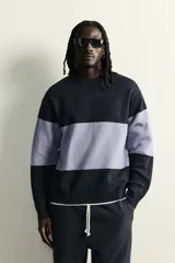 Sweater de punto regular fit, con diseño de rayas horizontales anchas en color gris y blanco, cuello redondo, manga larga y acabados en rib.