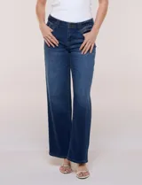 Jean de tiro medio-alto y corte wide leg marca Djeans, en color azul clásico con lavado uniforme, bolsillos funcionales y cierre frontal con cremallera y botón.