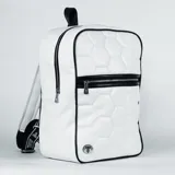 Mochila Tiffosi de diseño acolchado con patrón hexagonal similar a una pelota de fútbol. Presenta un color blanco predominante con detalles en negro en los bordes y el cierre frontal, además de un aplique metálico circular con el logo de la marca en la esquina inferior.