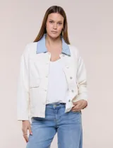 Campera de denim blanco de corte holgado con hombros caídos, cuello con solapa en contraste de color celeste, cierre frontal con botones metálicos y bolsillos delanteros con solapa.