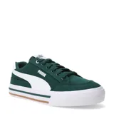 Championes urbanos Puma modelo Court Classic Vulc, color verde oscuro con detalles en blanco. Presentan una silueta de corte bajo con capellada de material textil, cierre de cordones y suela vulcanizada con franja decorativa.