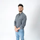 Camisa de hombre Wrangler, corte regular fit, color gris con microestampado. Confeccionada en algodón, con cuello abotonado, manga larga con puños abotonados y bolsillo en el pecho con etiqueta de la marca.