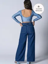 Pantalón jean de tiro alto, corte wide leg, color azul oscuro. Confeccionado con algodón 100% reciclado, con bolsillos cuadrados en delantero y espalda.