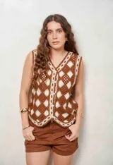 Chaleco tejido de crochet con diseño de rombos en tonos marrón y crudo, escote en V y cierre frontal con botones.
