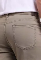 Pantalón negro de corte recto, estilo jeans de cinco bolsillos, confeccionado en algodón y elastano.