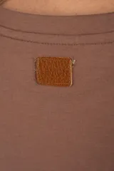 Remera de algodón peinado color blanco, con escote en V y detalles de lurex dorado en el borde del escote. De manga corta y corte ajustado.