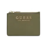 Billetera Guess modelo Alisha de diseño compacto, confeccionada en cuero sintético con textura granulada en color verde oliva. Presenta cierre superior con cremallera metálica dorada y el logo de la marca aplicado en letras metálicas doradas en el frente.