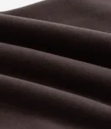 Pantalón jogger de algodón con felpa, color beige, con cintura elástica, cordón ajustable, bolsillos laterales y puños elásticos en los tobillos.