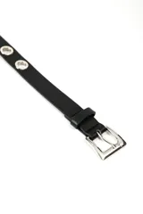 Cinturón con hebilla metálica plateada y estampado de piel de serpiente.