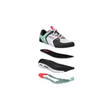 Championes Under Armour modelo Summit Trek, diseñados para senderismo y uso urbano. Presentan una parte superior de malla blanca con superposiciones sintéticas en negro y detalles en celeste pastel y naranja neón. Cuentan con una mediasuela de doble densidad y suela de goma con tacos para mayor tracción.