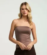 Blusa strapless de microfibra color marrón, con diseño ajustado y tajo lateral.