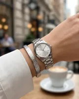 Pulsera tipo esclava rígida de acero inoxidable con diseño grabado de números romanos en toda su superficie.