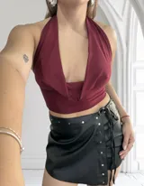 Top blanco con escote halter y espalda descubierta.