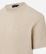 Remera slim de punto acanalado color beige, con cuello redondo y manga corta, de corte ajustado y diseño texturizado.