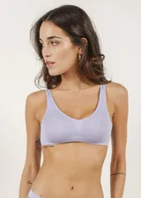 Soutien tipo top de microfibra color lila, sin costuras, sin aro y sin copa, con breteles anchos.