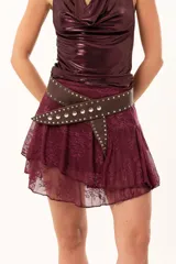 Pollera corta de encaje color bordó, con diseño de volados superpuestos y corte evasé.
