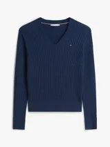 Sweater Tommy Hilfiger de punto trenzado color azul marino, de manga larga con cuello en V y detalles acanalados en puños y dobladillo. Presenta el logo de la marca bordado en el pecho.