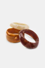 Pack de tres pulseras rígidas de resina en tonos tostado, marrón y beige, con diseño texturizado estilo carey y formas geométricas irregulares.