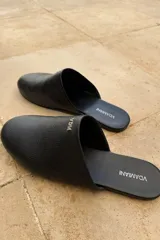 Slippers con estampado animal print, forro interior y plantilla de cuero color negro.