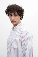 Camisa de manga larga con cuello abotonado y bolsillo en el pecho. Diseño a rayas verticales en tonos rosa, celeste y beige sobre fondo blanco.