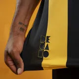Camiseta de fútbol Puma del C.A. Peñarol, modelo Home Jersey, con diseño de rayas verticales amarillas y negras.
