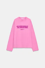 Camiseta de manga larga en color rosado con cuello redondo. Presenta un estampado frontal con la frase 'On Wednesday we wear pink' y el logo de Mean Girls en color fucsia.