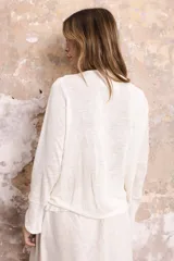 Blusa marrón de lino con cuello en V y volados.