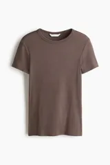 Remera marrón de manga corta y cuello redondo, confeccionada en tejido de punto acanalado con diseño entallado y bajo recto.