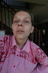 Camisa oversize a rayas rojas y blancas, bordada a mano con mostacillas negras.